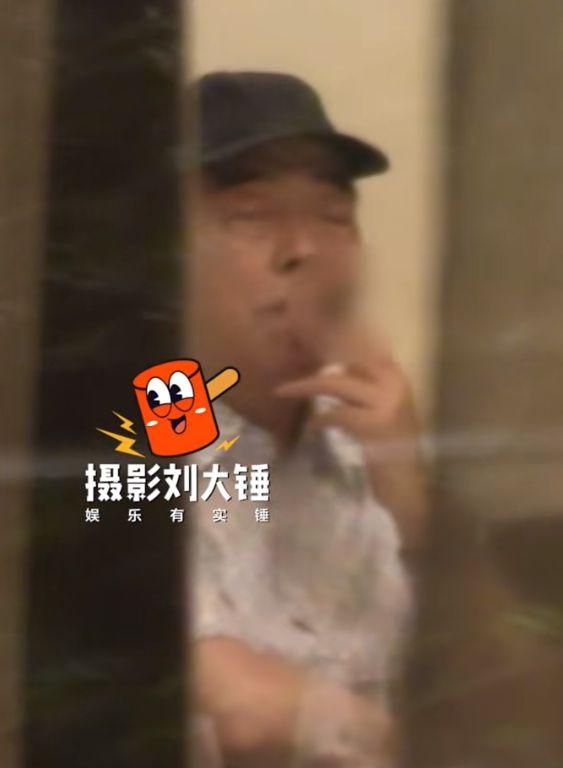 陈凯歌全家聚餐被拍，在室内抽烟一脸享受，陈飞宇倒酒提包像佣人