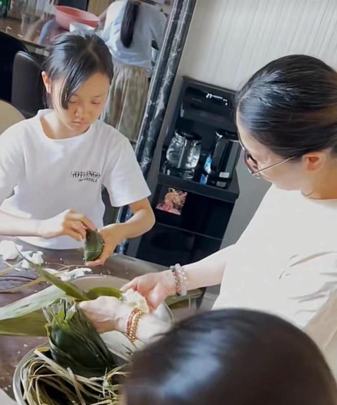 贾乃亮在海南过端午，一个粽子咬一口，被网友吐槽：浪费粮食