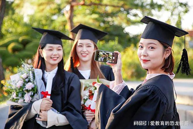 困在抑郁症里的大学生：从上学开始就得病，罪魁祸首究竟在哪？