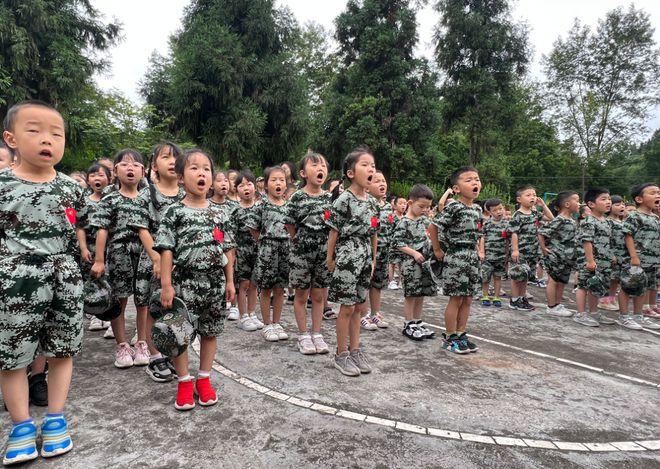 雨城区第一幼儿园：喜迎二十大，军梦筑童年